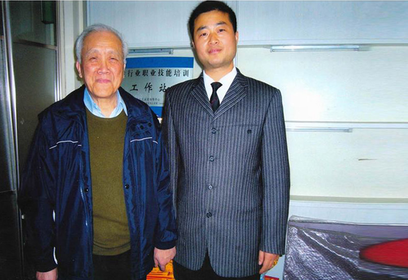 公司總經(jīng)理周成先生與國(guó)際反射學(xué)導(dǎo)師、中國(guó)足健會(huì)會(huì)長(zhǎng)杭雄文先生合影