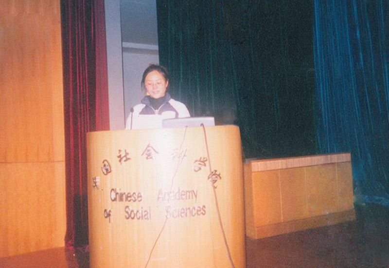 國(guó)家衛(wèi)生部衛(wèi)生行業(yè)職業(yè)技能培訓(xùn)師、足春堂技術(shù)總監(jiān)顧芹女士在中國(guó)社會(huì)科學(xué)院社科會(huì)堂面對(duì)各位領(lǐng)導(dǎo)與專家及來自全國(guó)的代表做報(bào)告